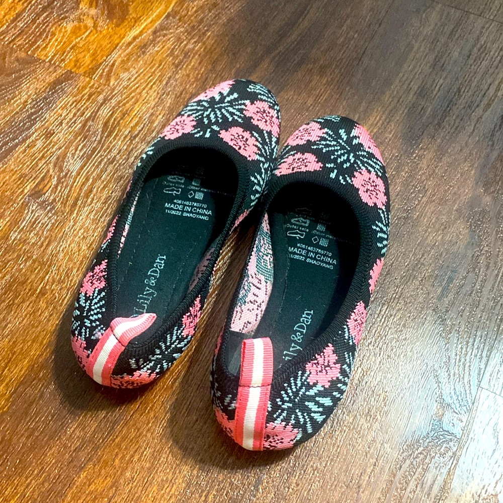 Girls ballet flats. Lily and Dan EUC black with pink flowers 13/1